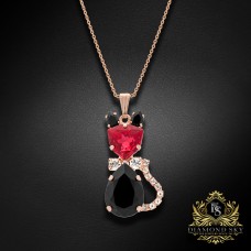 Kulons „Saulainā Kaķene (Scarlet / Jet)“ ar Swarovski™ kristāliem